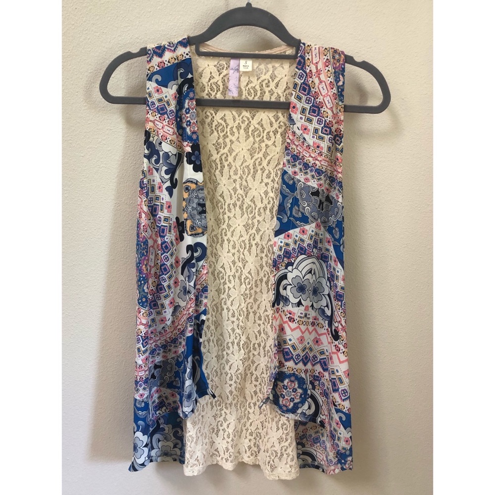 Francesca’s Patterned Lace-back Sleeveless Kimono